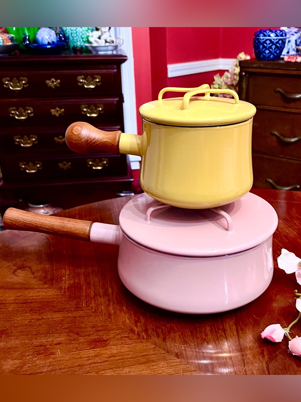 2pc Set • UNUSED Pink 2QT & Yellow 1QT